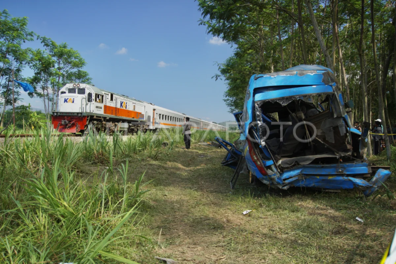 11 orang tewas  Kereta api Probowangi tabrak mini bus di Lumajang