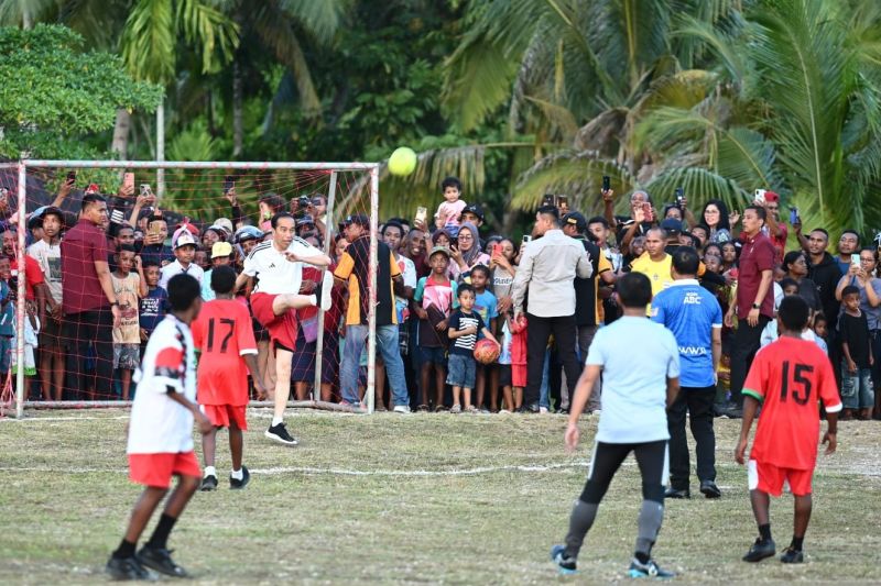 Foto Presiden Jokowi main bola di Papua diunggah, ini tanggapan FIFA
