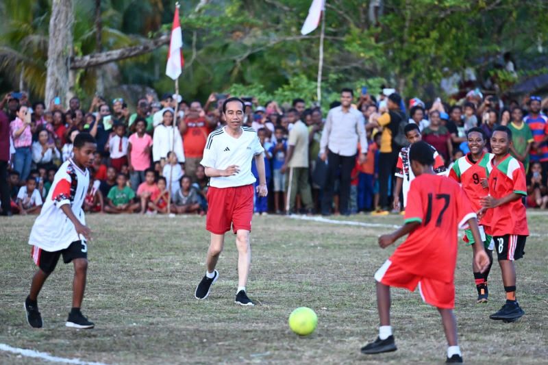 Jokowi bagikan foto keseruan bermain bola di medsos Instagram