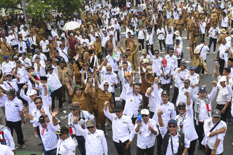 Aksi unjuk rasa perangkat desa