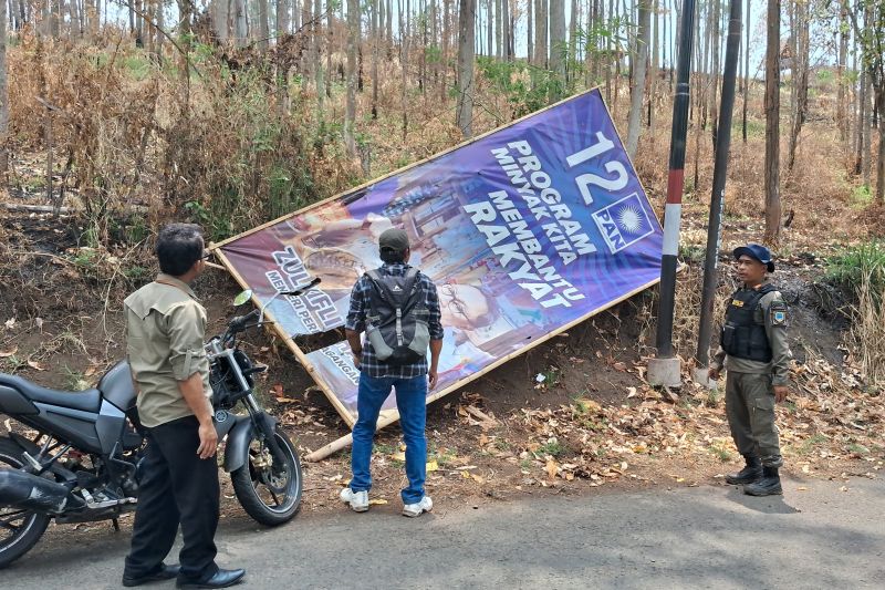 Satpol PP Garut tertibkan sejumlah alat peraga kampanye