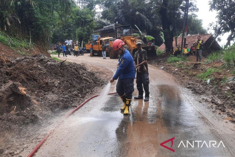 BPBD tuntaskan penanganan longsor tutup jalan menuju wilayah Cianjur selatan