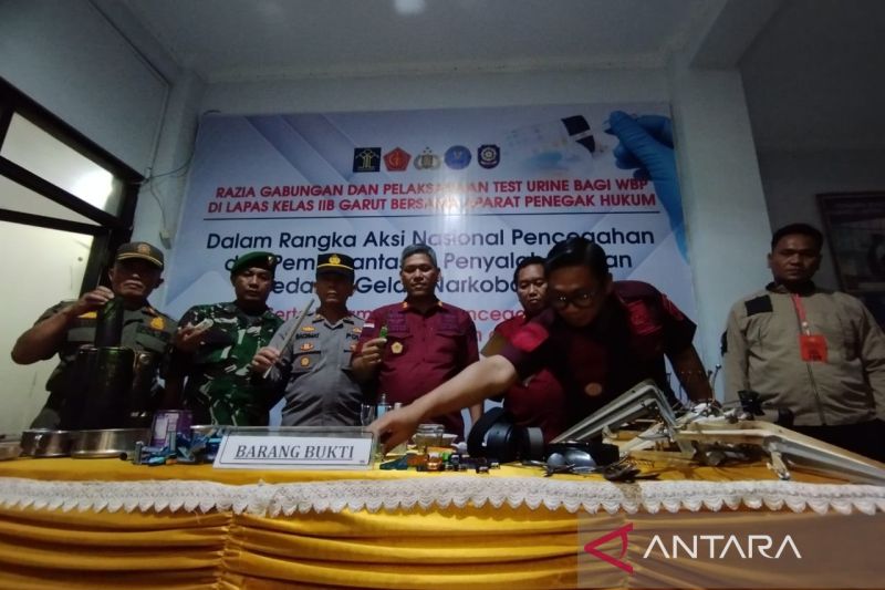 Petugas gabungan TNI-Polri-BNN geledah Lapas Garut
