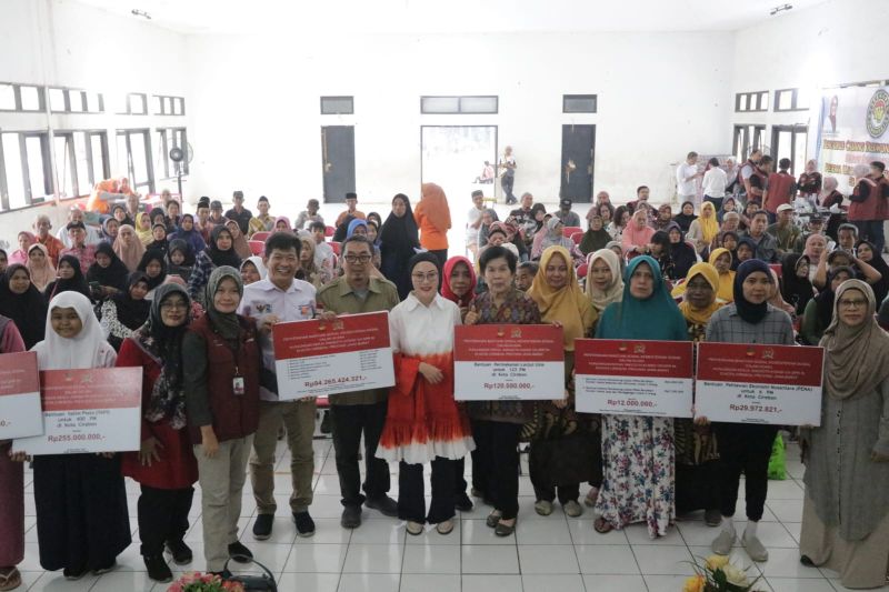 Legislator dan Kemensos salurkan bansos Rp1,2 triliun ke masyarakat Cirebon dan Indramayu