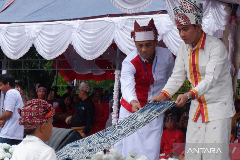 Pengukuhan Gibran sebagai warga suku Toraja