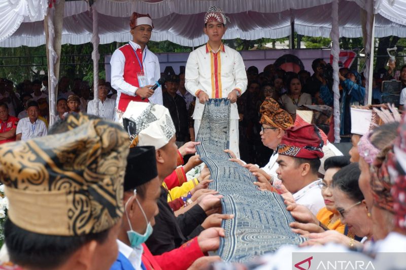 Pengukuhan Gibran sebagai warga suku Toraja