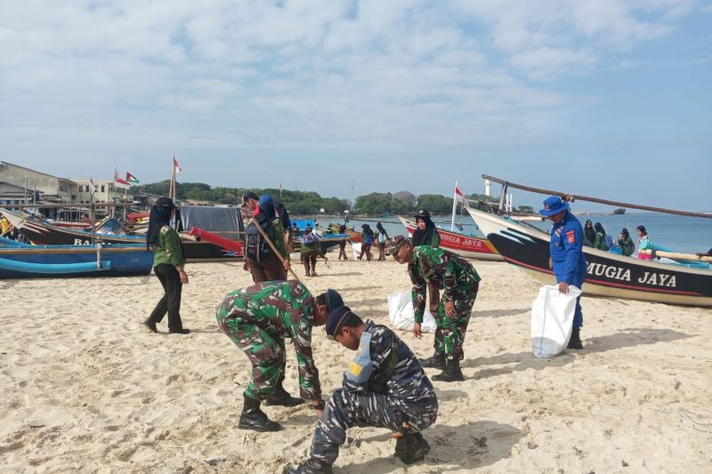 Seratusan orang gelar aksi bersih-bersih sampah di Pantai Santolo Garut