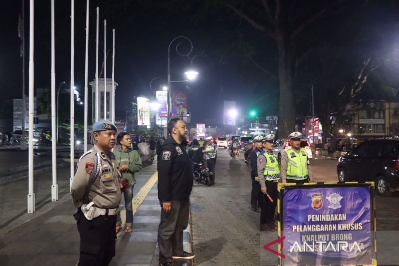 TNI-Polri melakukan patroli skala besar di Kota Sukabumi