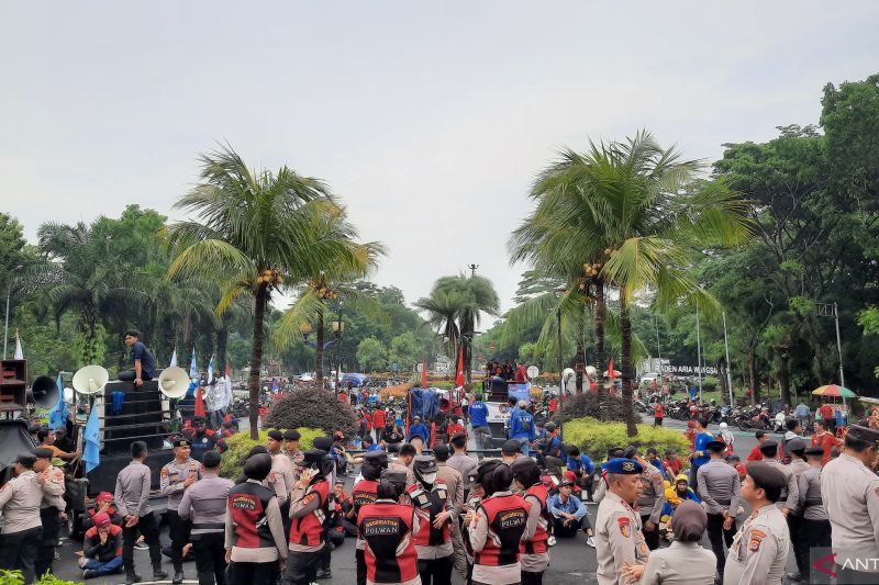 Aliansi Buruh Di Tangerang Unjuk Rasa Tuntut Kenaikan Upah 2024 ...