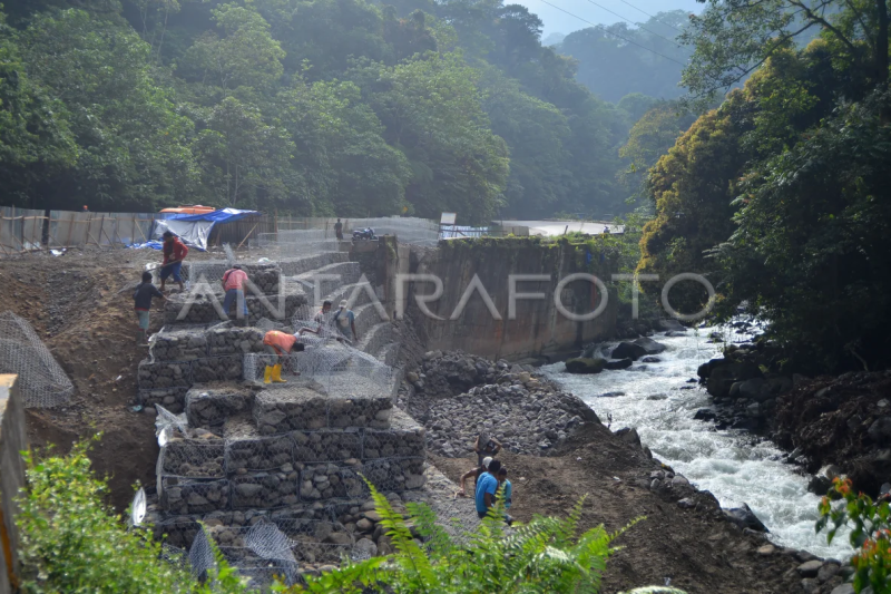 Penanganan longsoran ruas jalan Padang - Bukittinggi