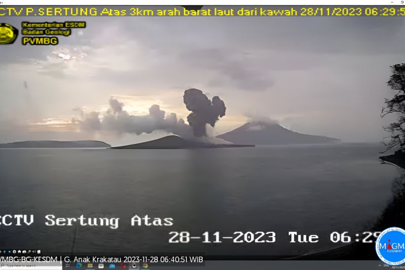 Gunung Anak Krakatau kembali meletus, meluncurkan abu vulkanik setinggi 1.000 meter