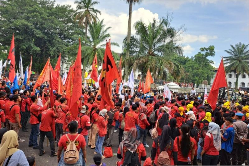 Pj Gubernur Jabar pastikan ikuti payung hukum yang ada dalam penetapan UMK