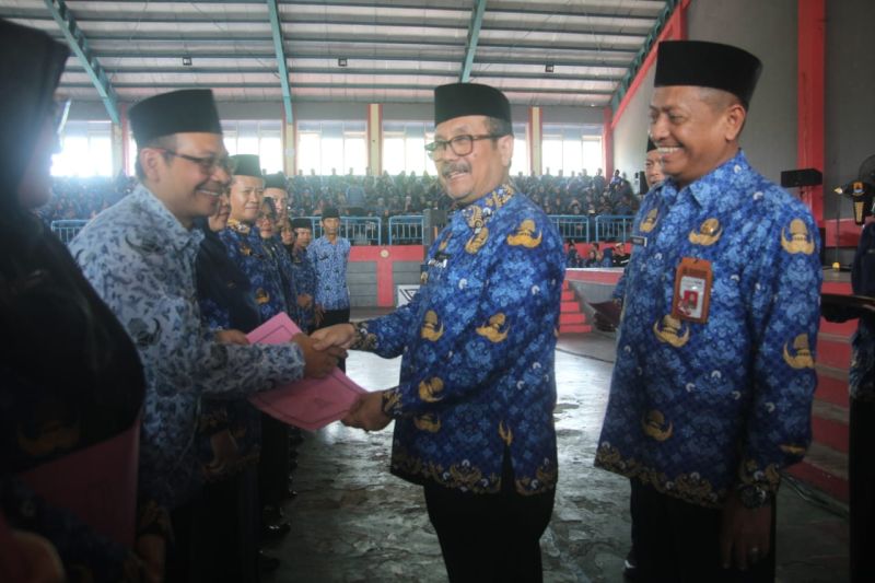 Pemkab Cirebon berikan kenaikan gaji berkala pada 1.901 guru PPPK