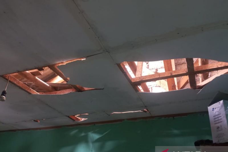 Sambaran petir rusak atap satu rumah warga di Kawungluwuk Sukabumi