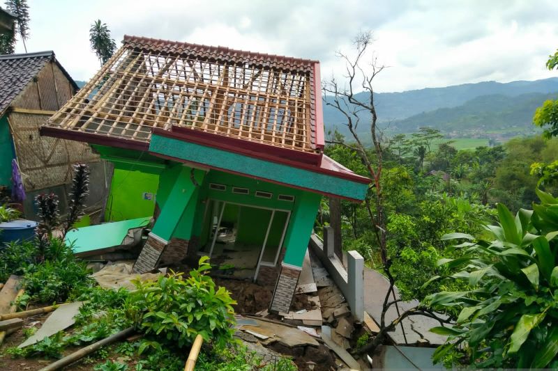 Bencana tanah bergerak di Tegalkaso Sukabumi rusak 5 rumah warga