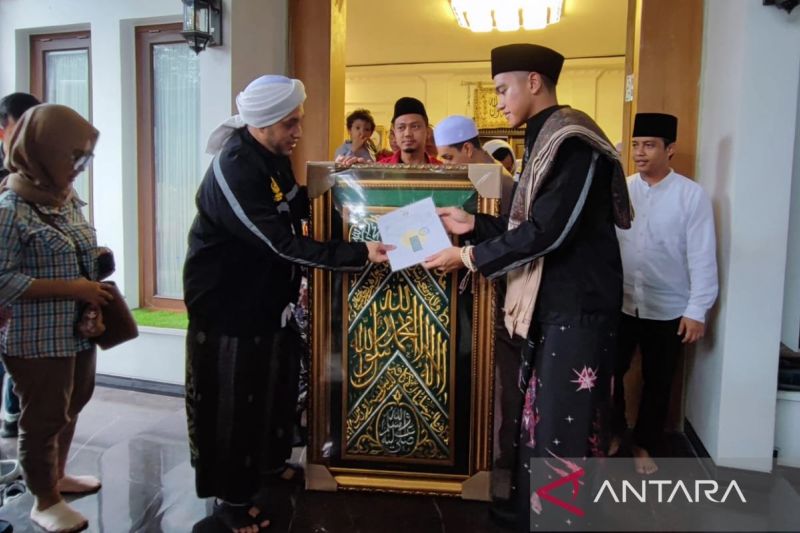 Kaesang dapat titipan kain penutup makam Rasul untuk Presiden Jokowi dari Habib Baagil