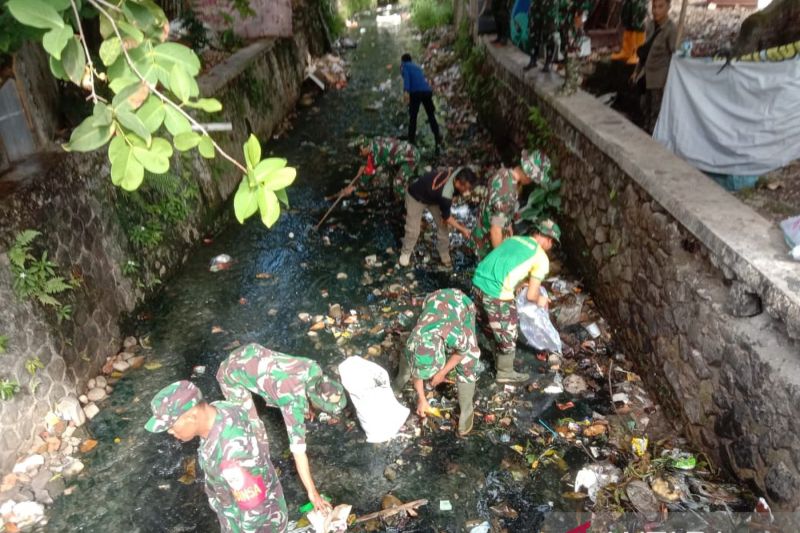 Puluhan personel Kodim dan Polres Sukabumi bersihkan Sungai Cipalabuhan