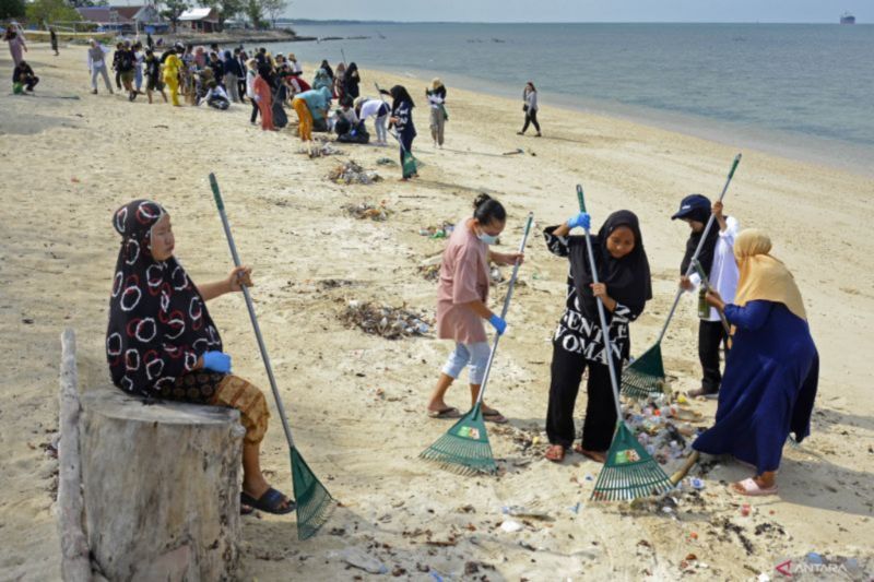 Aksi bersih-bersih pantai di Pulau Lae-lae