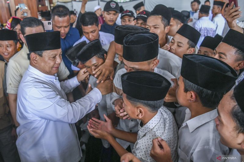Prabowo apresiasi disiplin pendidikan di pesantren Miftahul Huda di Tasikmalaya