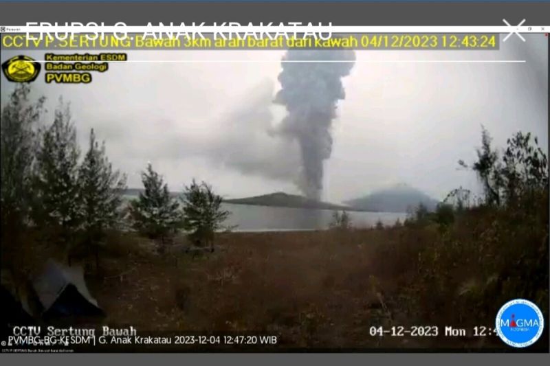 Gunung Anak Krakatau kembali erupsi setinggi 2.000 meter Senin siang