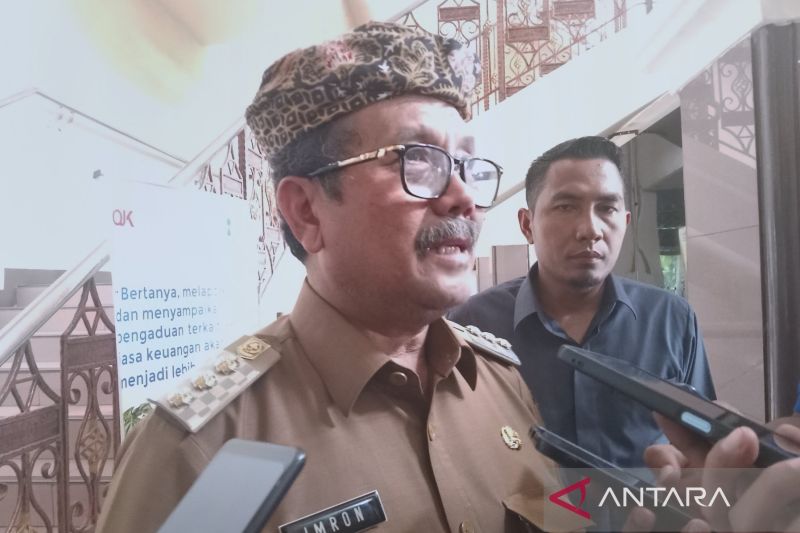 Bupati Cirebon serahkan alat berat ke DPUTR untuk bangun infrastruktur