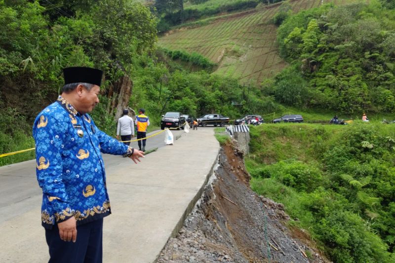 Jalan Banjarwangi Garut yang longsor secepatnya diperbaiki