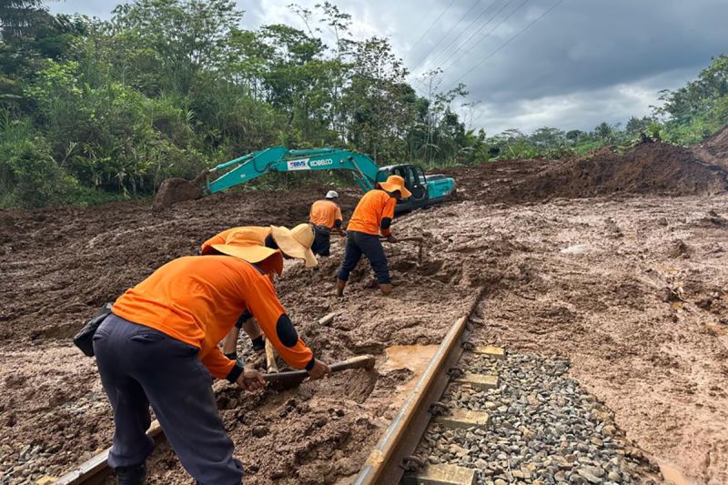 Petugas lakukan pemulihan jalur rel ganda Purwokerto-Cirebon