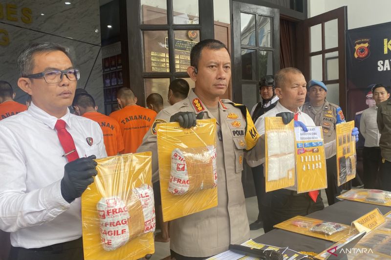 Polrestabes Bandung tangkap pengedar 2,1 kg sabu