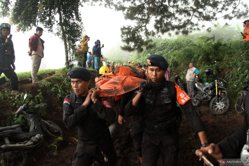 15 pendaki meninggal pascaerupsi Gunung Marapi, satu masih dicari