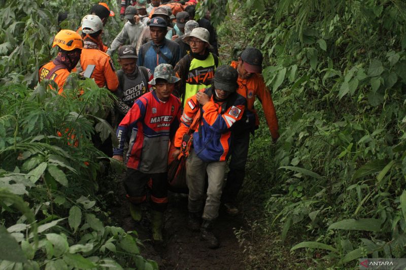 Kemarin, evakuasi pendaki di Marapi sampai pendaftaran petugas haji