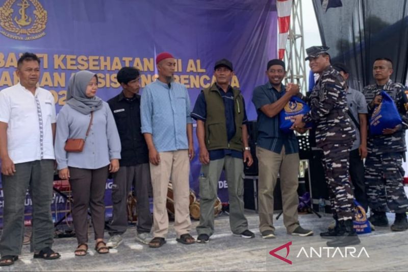 TNI AL salurkan bantuan sembako untuk penyintas gempa di Cianjur