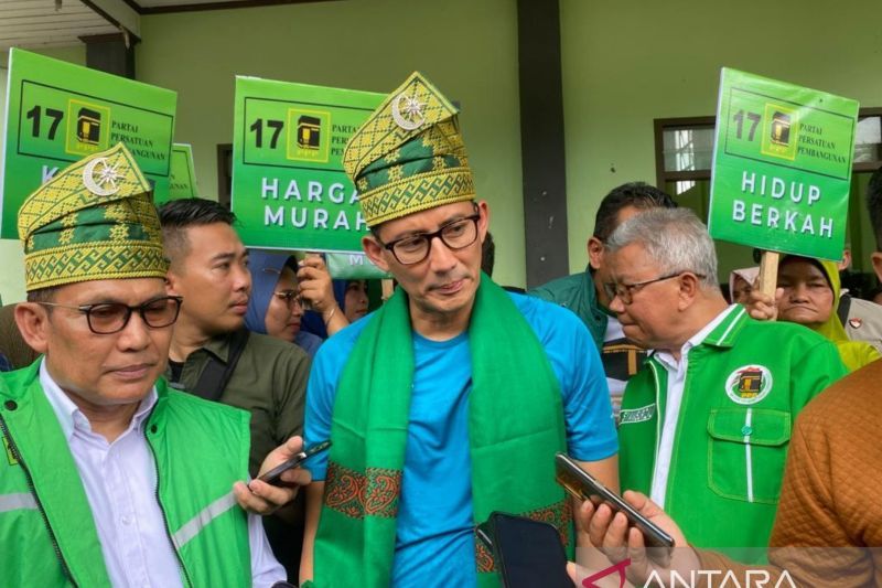 Desainer lokal dan pelaku UMKM curhat ke Sandiaga Uno saat lawatan ke Pekanbaru