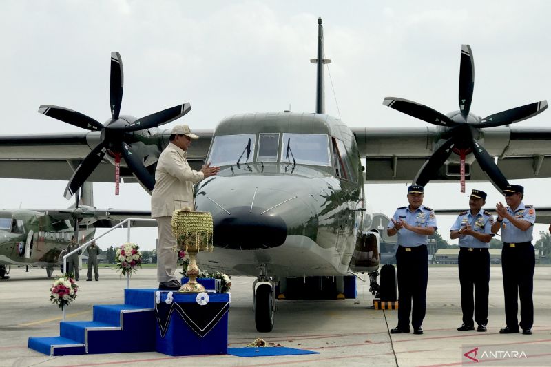 Menhan serahkan 5 unit pesawat NC-212i buatan PTDI ke TNI AU