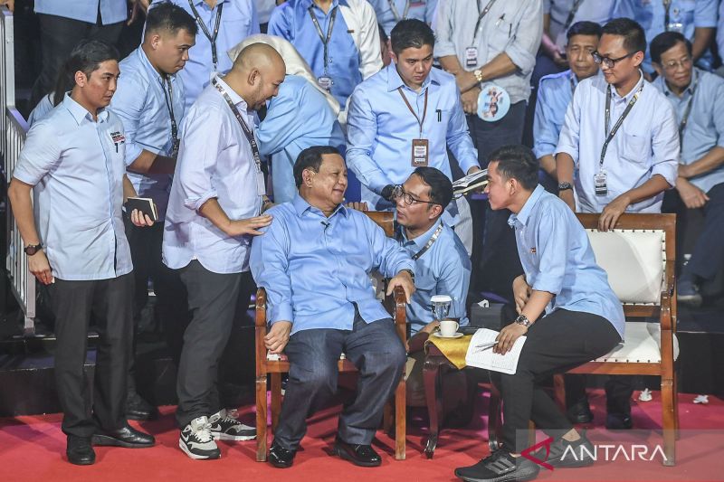 KPU Padang mulai menyortir dan melipat surat suara untuk pemilihan gubernur dan wakil gubernur Sumatera Barat