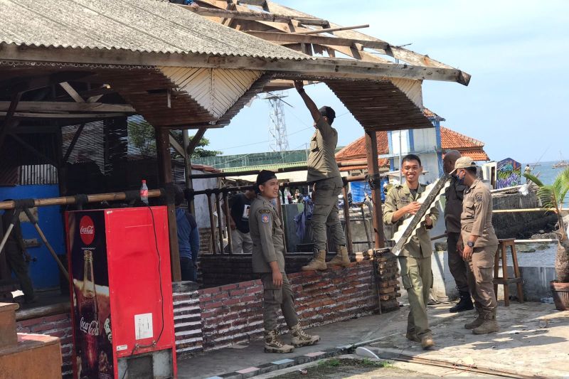Petugas gabungan bongkar rumah makan di RTH Gadobangkong