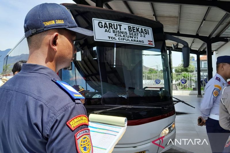 Bus umum di Garut diperiksa kelayakannya jelang libur akhir tahun