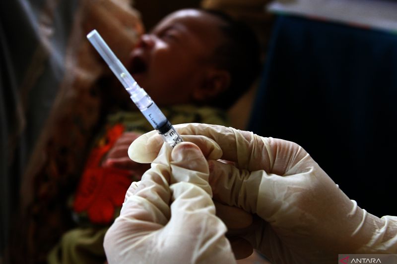 Penyuntikan Vaksin PCV ke Balita