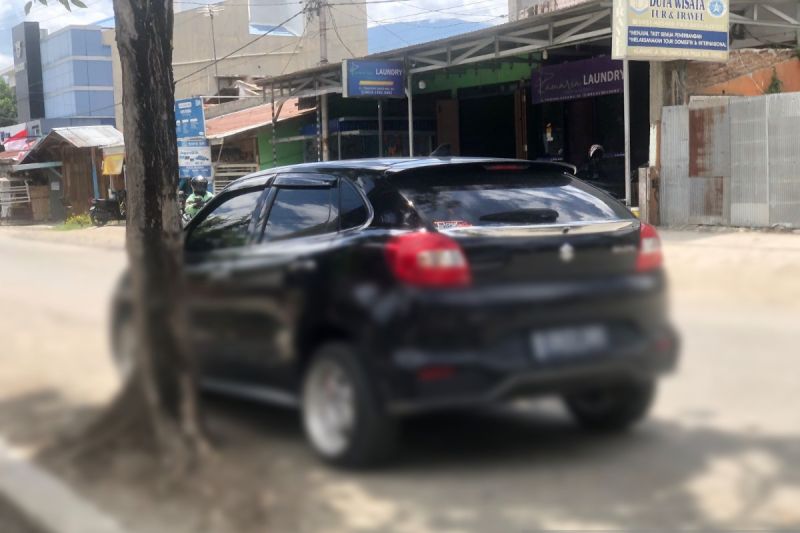 Masyarat keluhkan para pengendara mobil yang sering parkir sembarangan di jalan Tanjung Dako