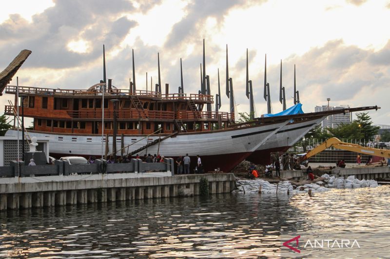 Peluncuran Kapal Pinisi wisata Makassar