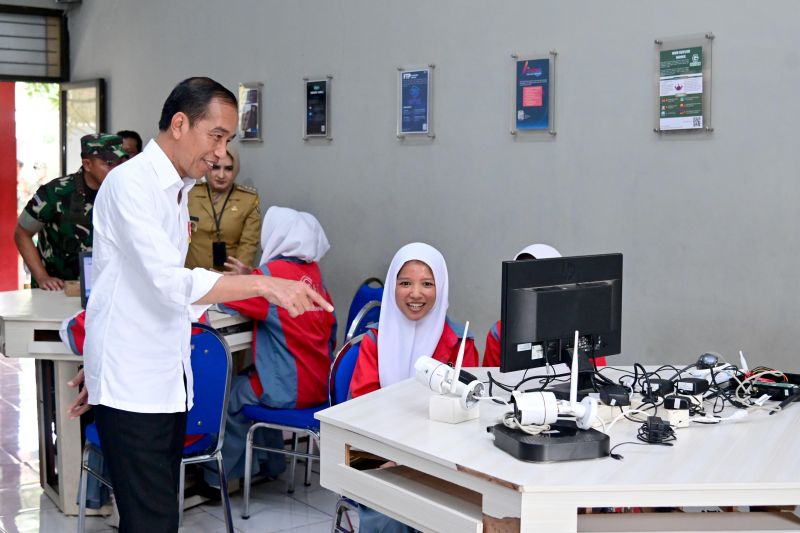 Jokowi berniat beri mobil listrik guna pembelajaran di SMKN 1 Kedungwuni