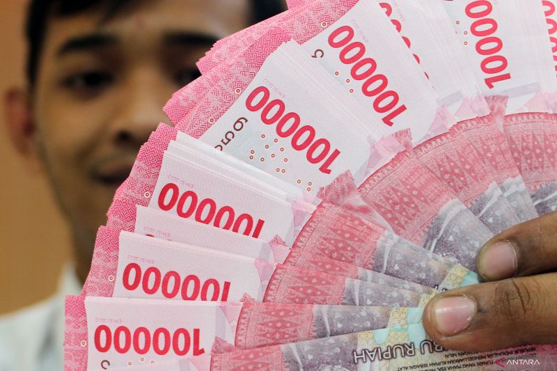 Kurs rupiah menurun saat pasar merespons inflasi Indonesia 2023 yang rendah