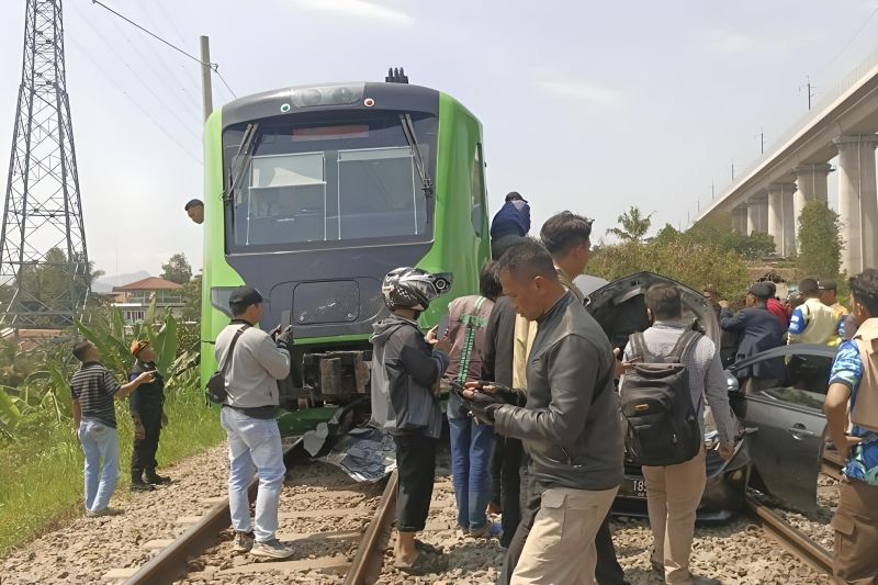 Polisi selidiki tabrakan kereta feeder dengan minibus di Bandung Barat