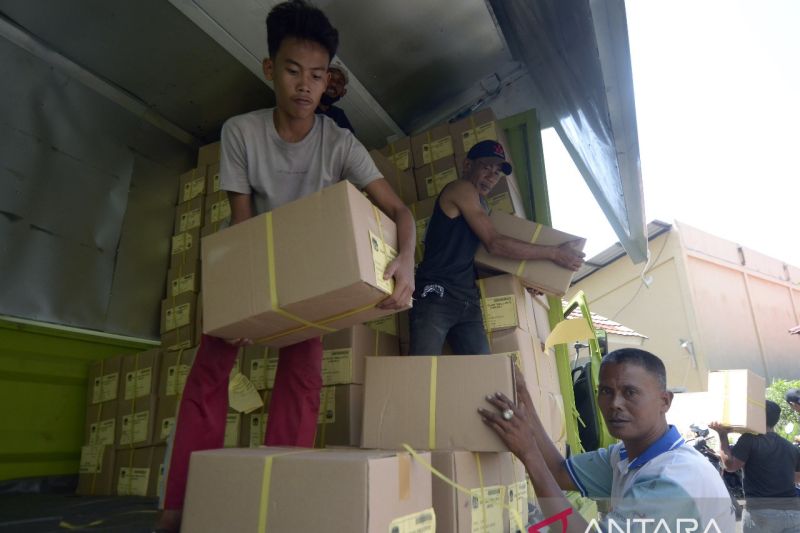 Distribusi surat suara Pemilu 2024 di Bandar Lampung