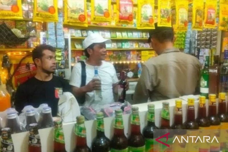 Polisi Bekasi menyita miras ilegal hasil operasi di Cikarang