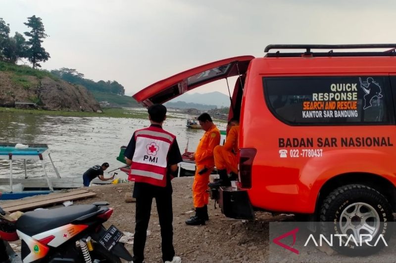 Basarnas Bandung lakukan pencarian jasad remaja tenggelam di Waduk Cirata