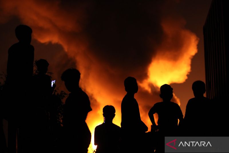 Kebakaran gudang tiner di Surabaya