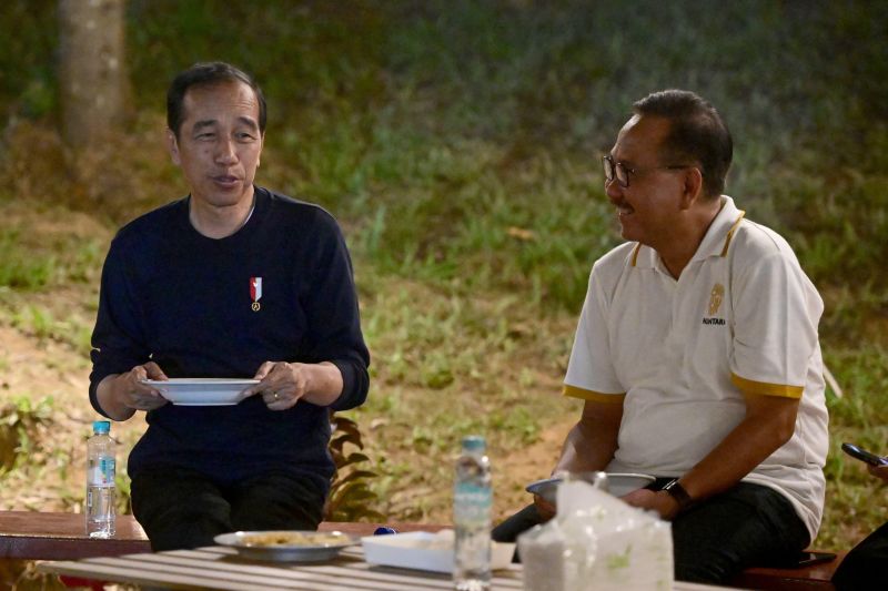Presiden Jokowi menikmati malam di IKN dengan santap nasi goreng