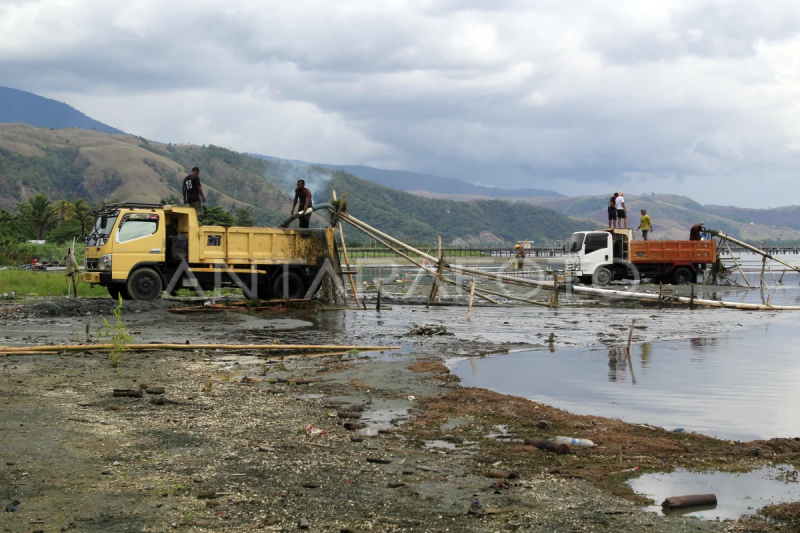 Menyedot pasir di Danau Sentani