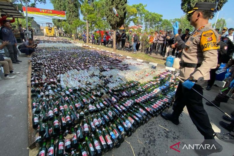 Ribuan botol minuman keras dan knalpot bising dimusnahkan Polres Garut