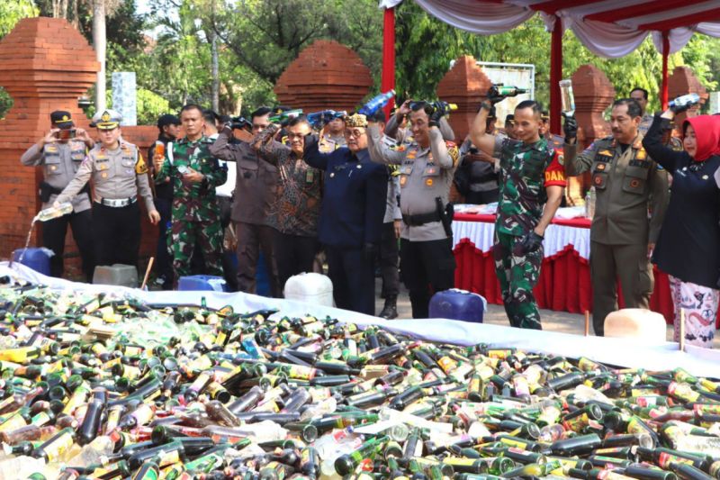 Polresta Cirebon musnahkan ribuan botol minuman beralkohol